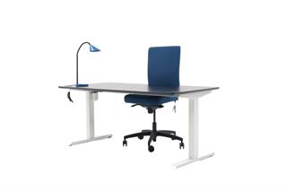 Kontorsæt med bordplade i sort, stelfarve i hvid, blå bordlampe og blå kontorstol